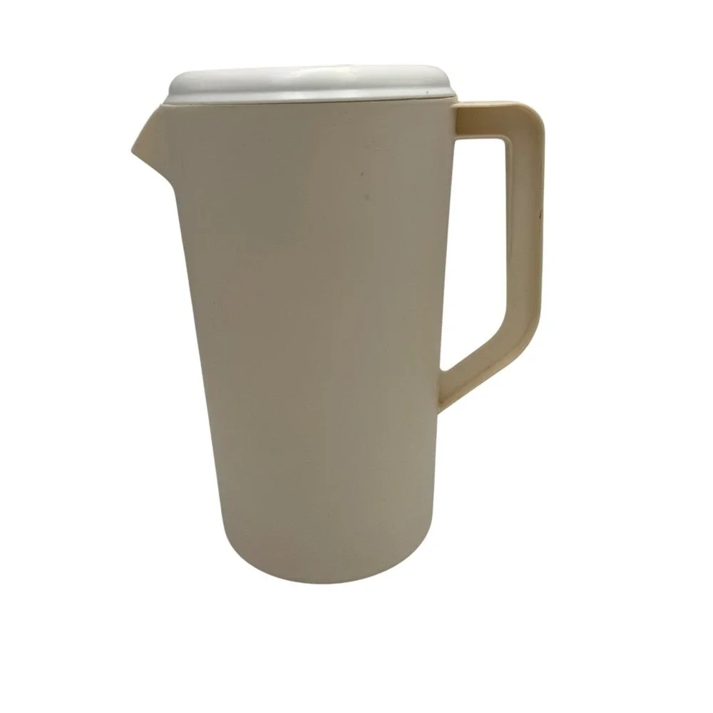 Vintage Rubbermaid Pitcher 2.25 Quart Almond Beige 2129mL Plastic Lid 2445 Retro